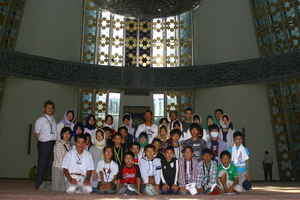 モスクの礼拝堂の中での集合写真